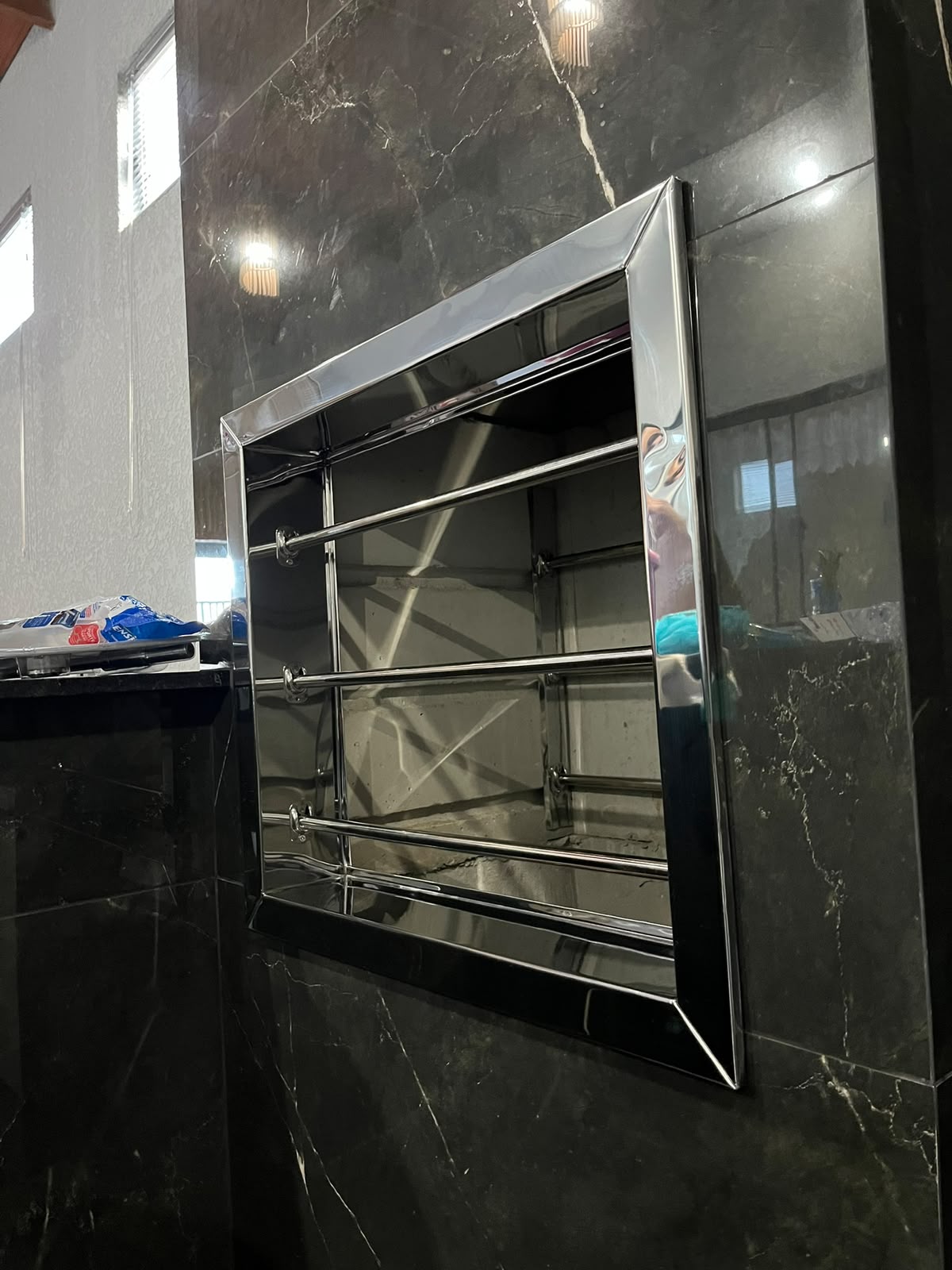 Nicho com moldura de inox espelhado