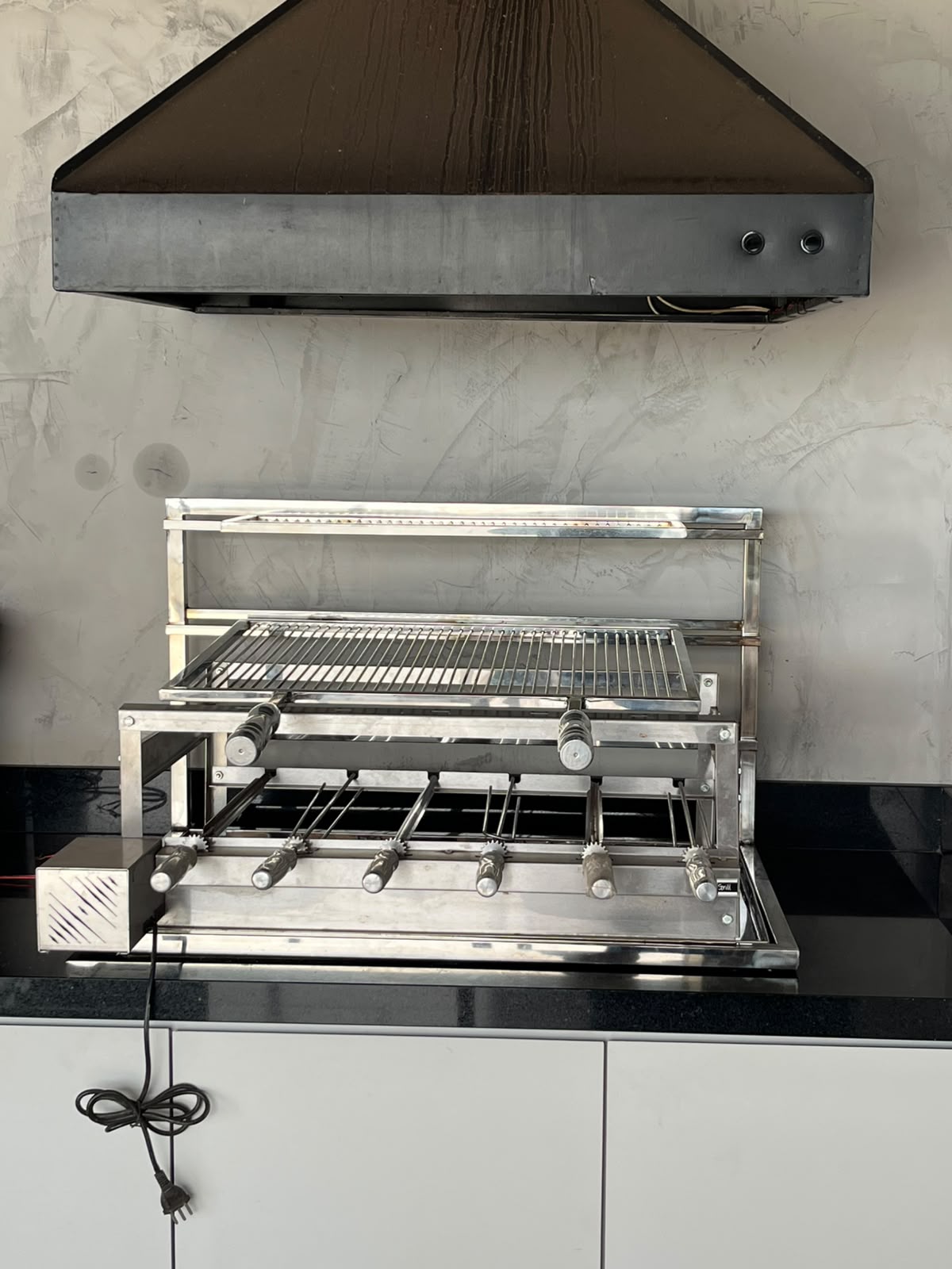 Kit gira-grill de inox instalado em bancada
