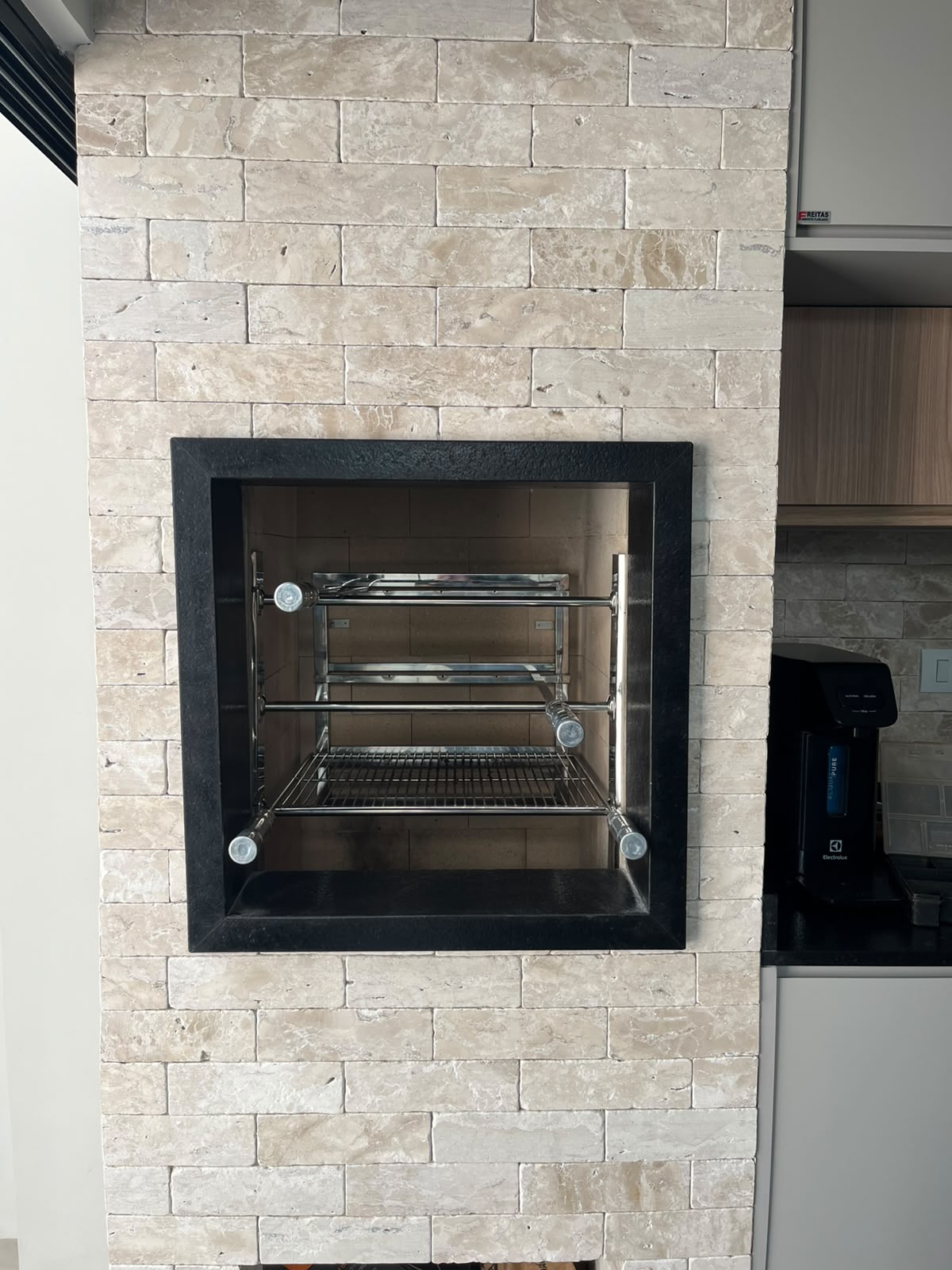 Churrasqueira em pedra travertino com kit inox